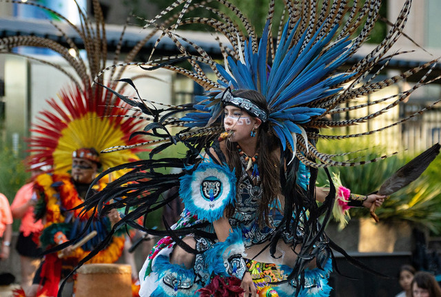 Atrio iluminado al atardecer